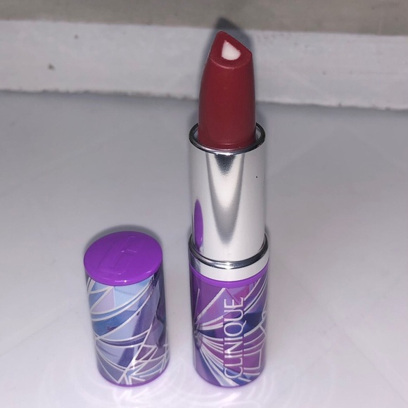 Clinique Dramatically Different Lipstick- Angel Red - Picture 4 of 6